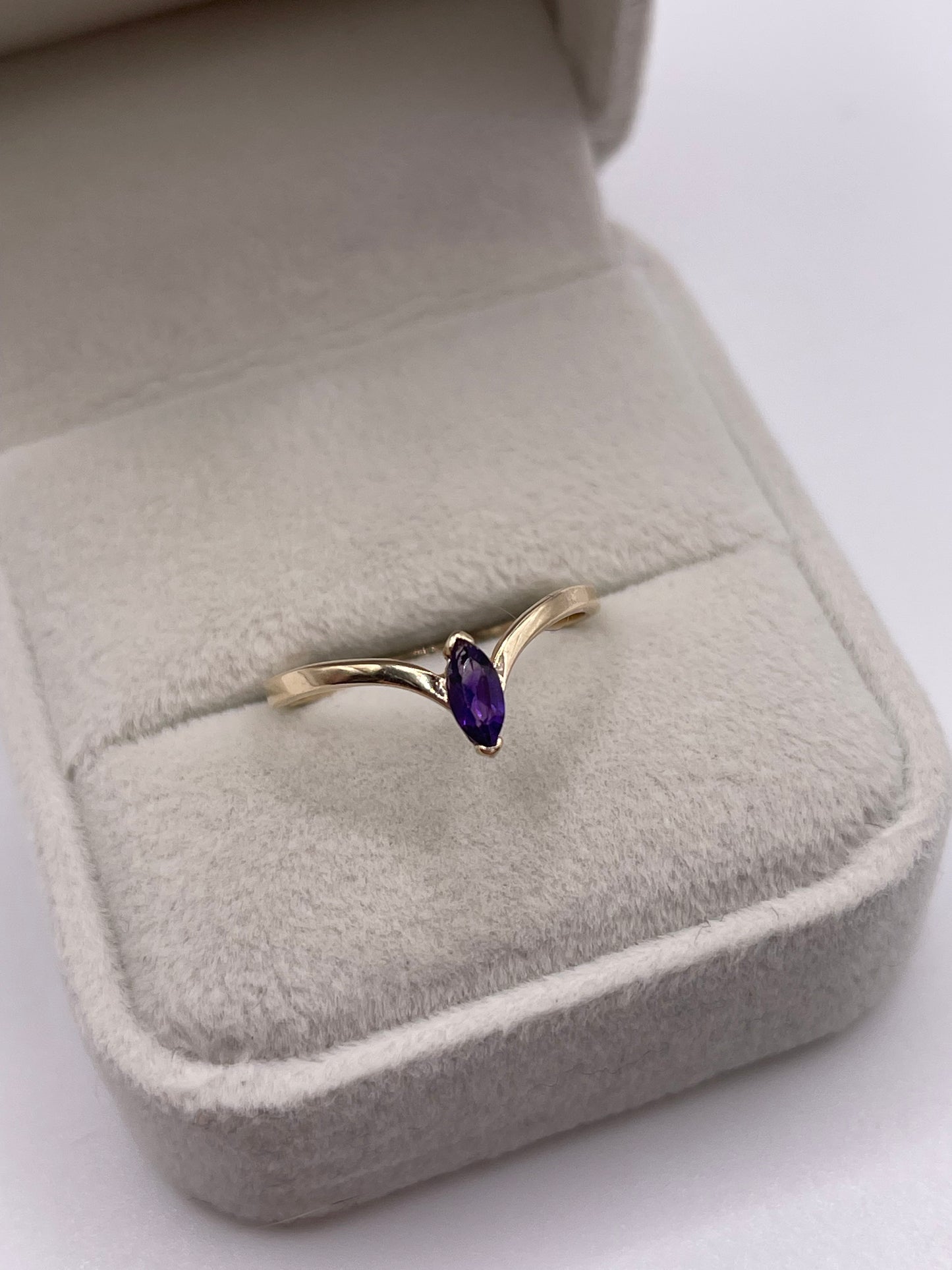 9ct gold amethyst wishbone ring