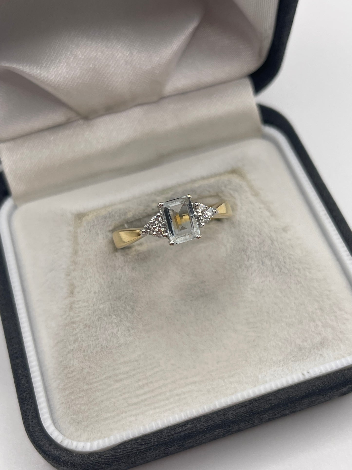 18ct gold aquamarine and diamond ring
