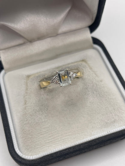 18ct gold aquamarine and diamond ring