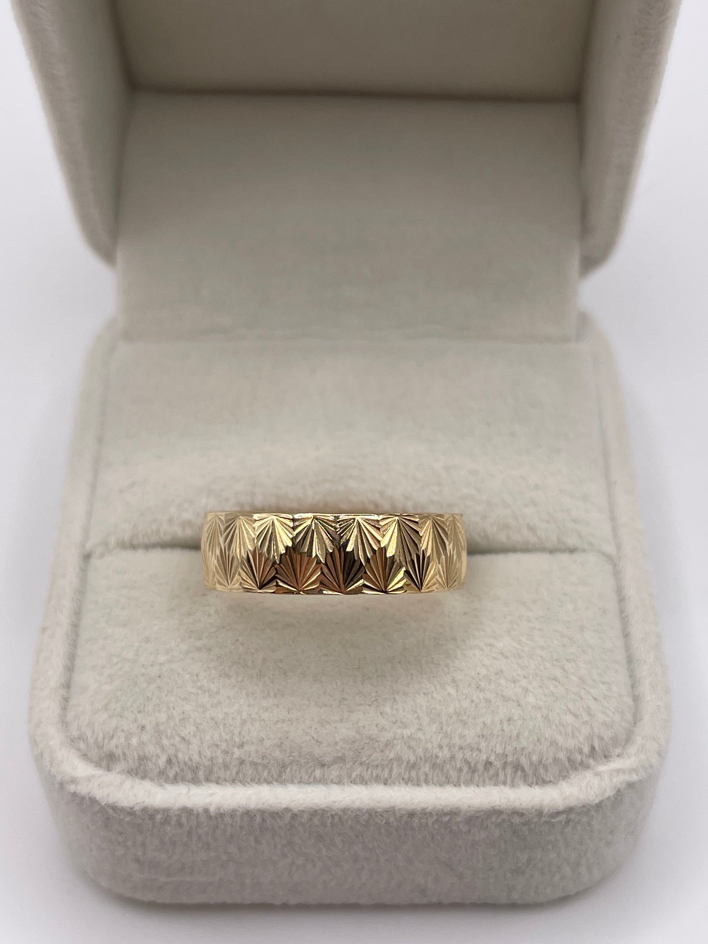 9ct gold patterned band
