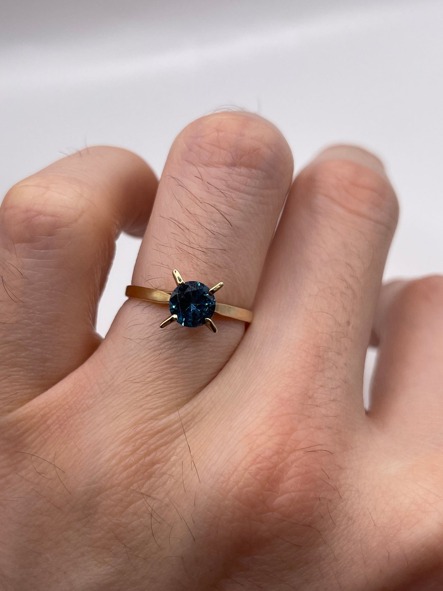 9ct gold synthetic blue spinel ring