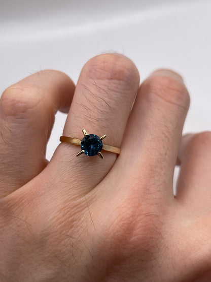 9ct gold synthetic blue spinel ring