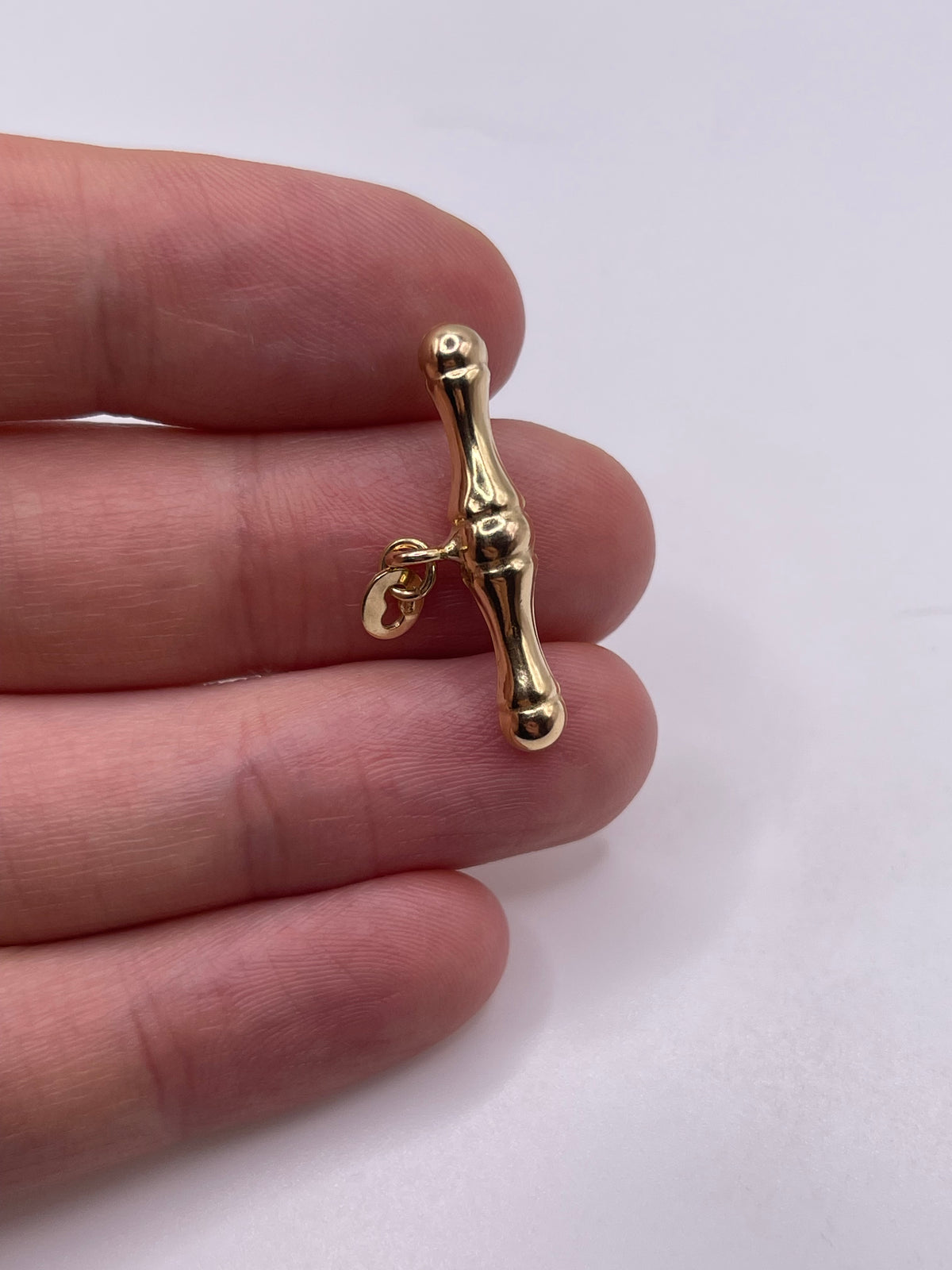 9ct gold t bar pendant