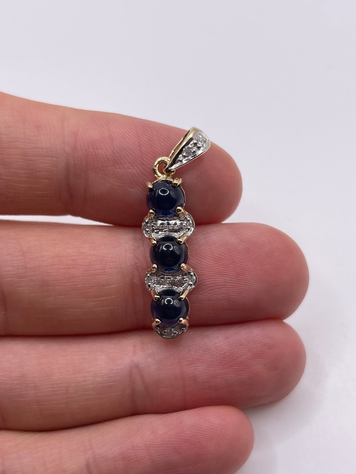 9ct gold cabochon sapphire and diamond pendant