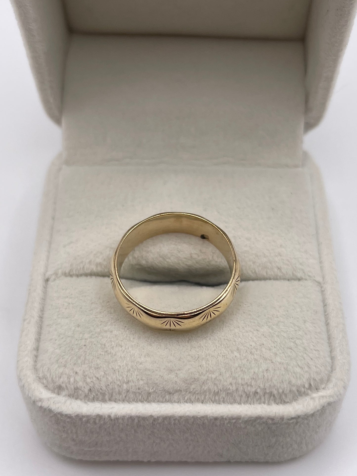 9ct gold patterned band