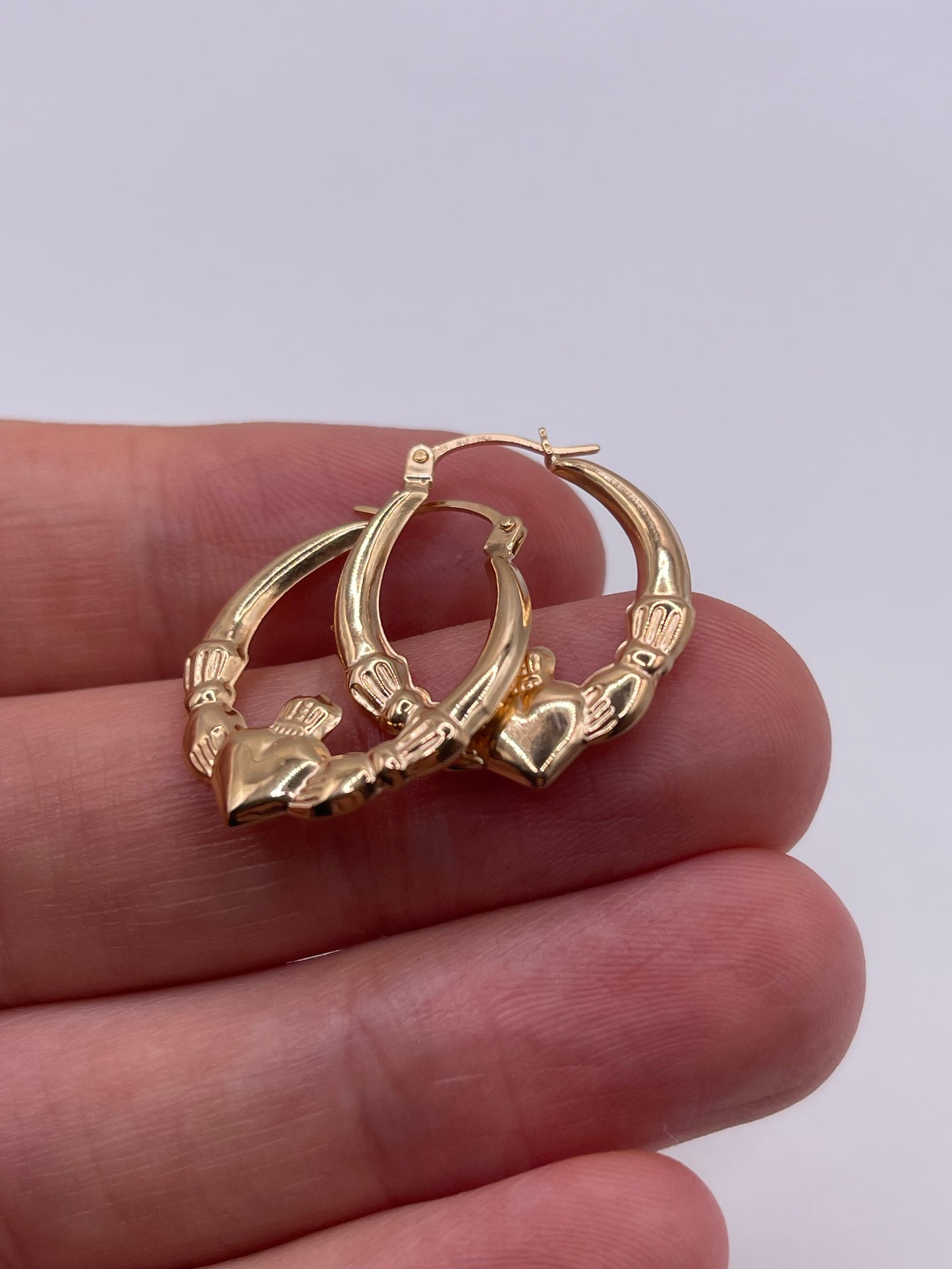 9ct gold claddagh earrings