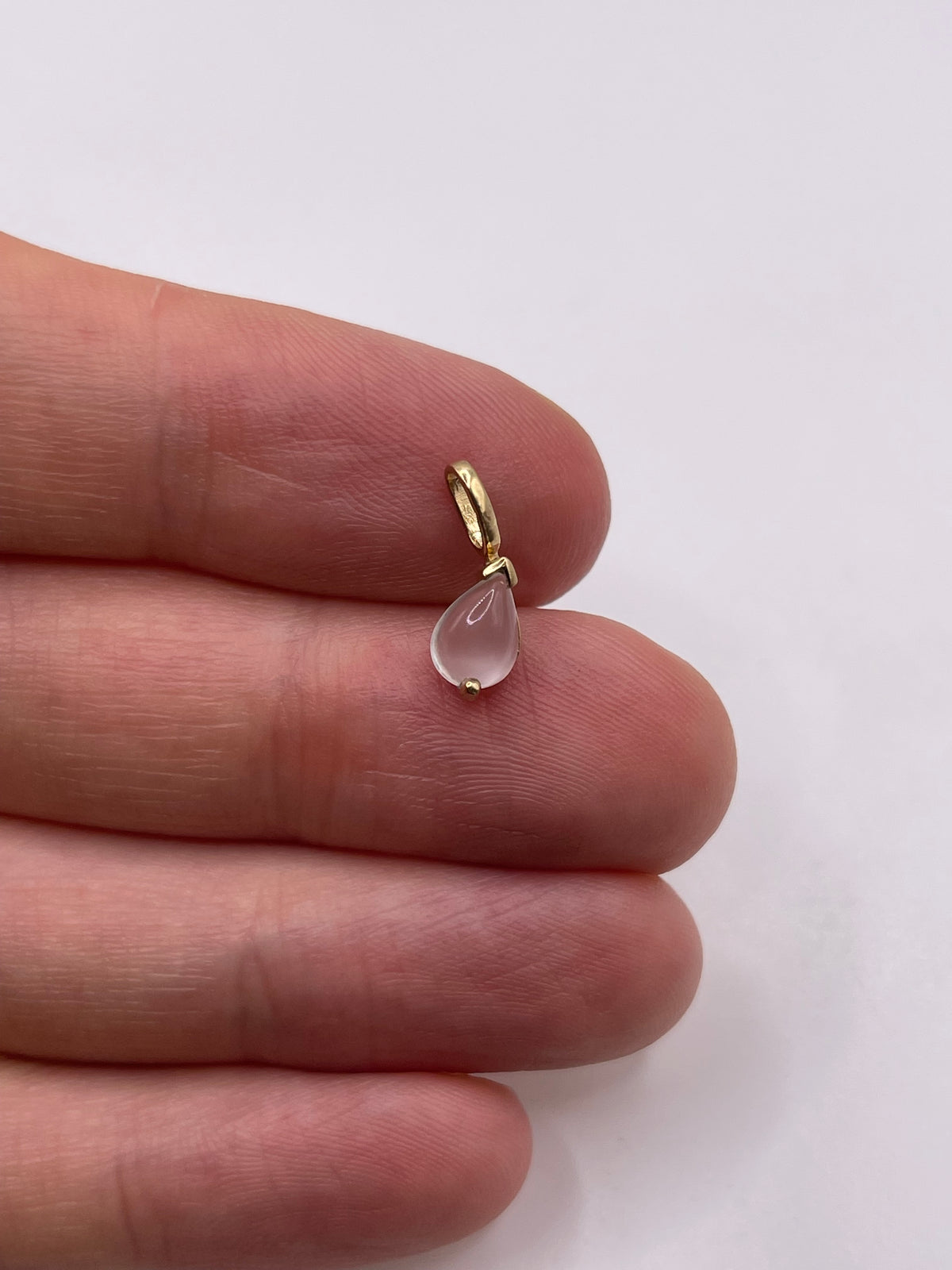 9ct gold moonstone pendant