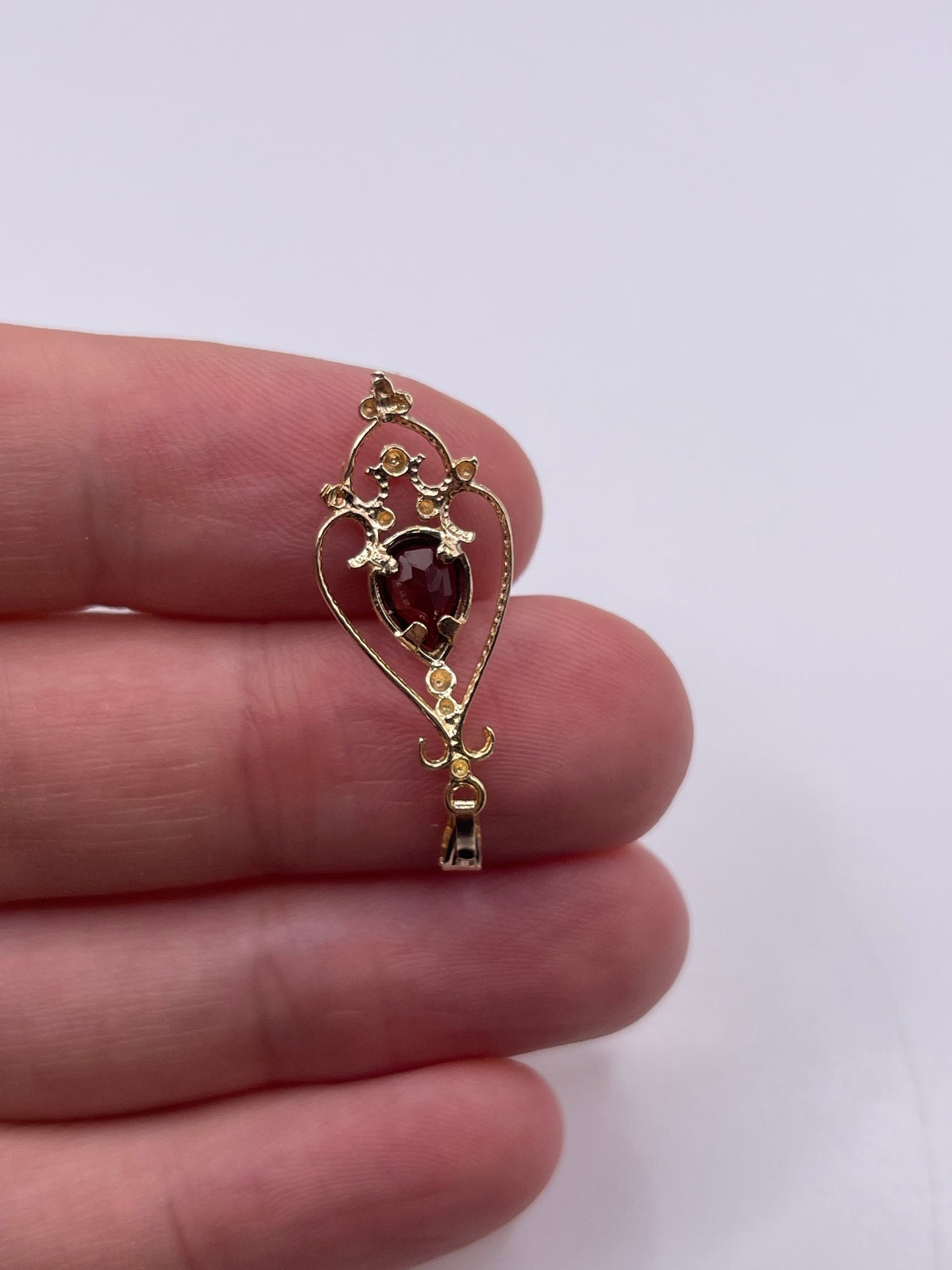 9ct gold garnet pendant