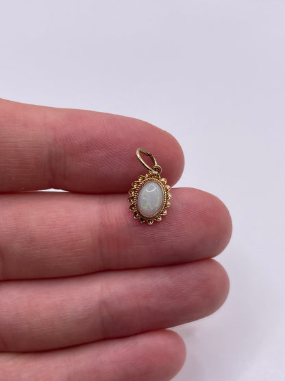 9ct gold opal pendant