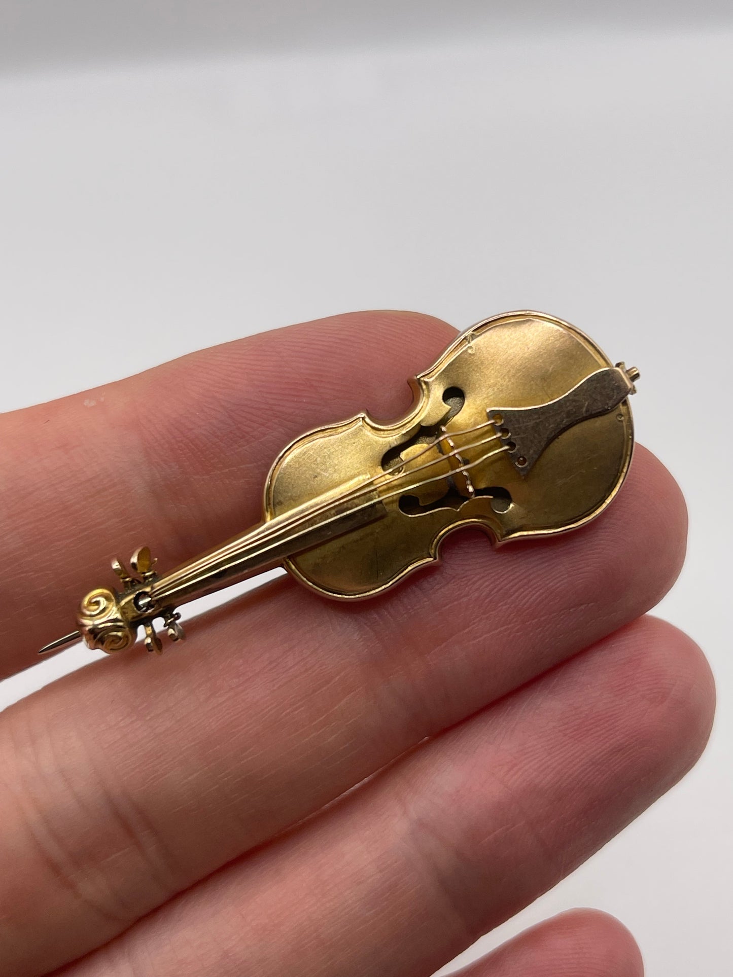 9ct gold violin brooch