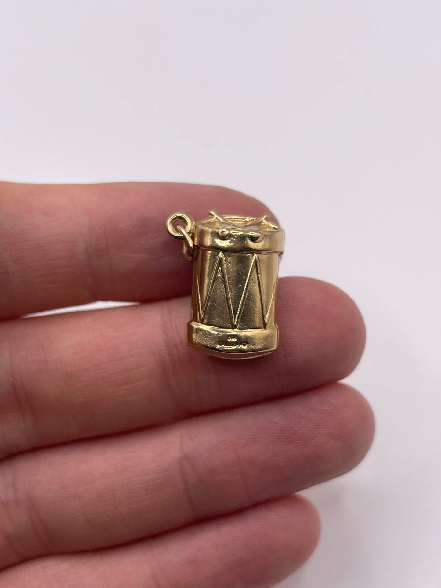 9ct gold drum charm