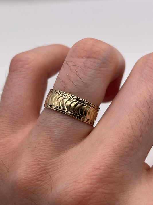 9ct gold patterned band