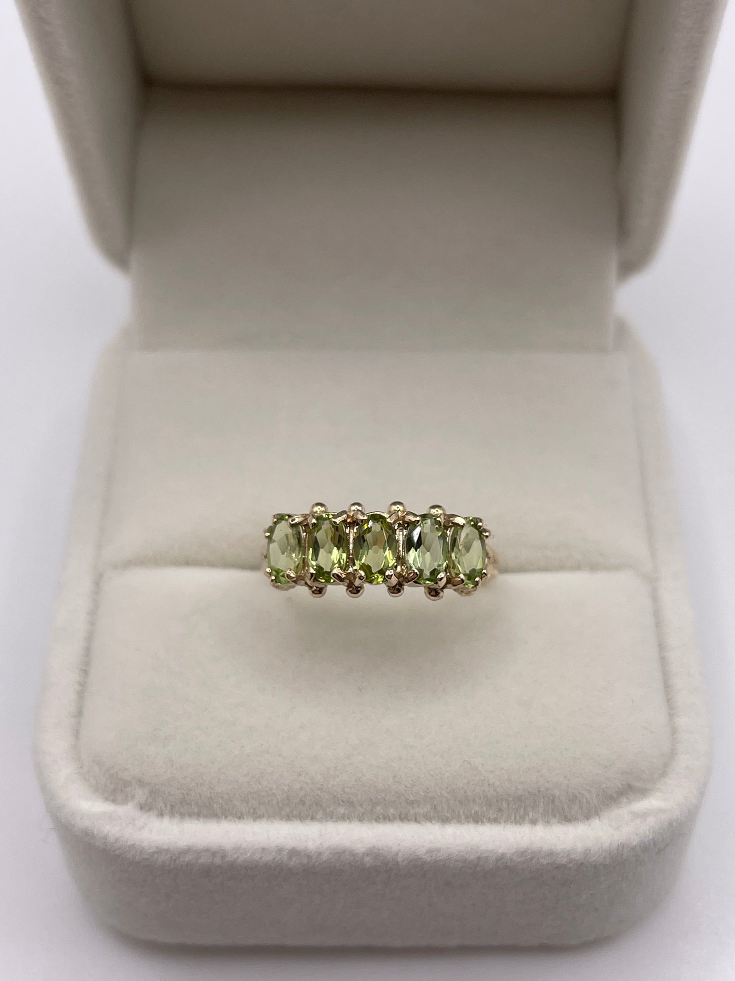 9ct gold peridot ring