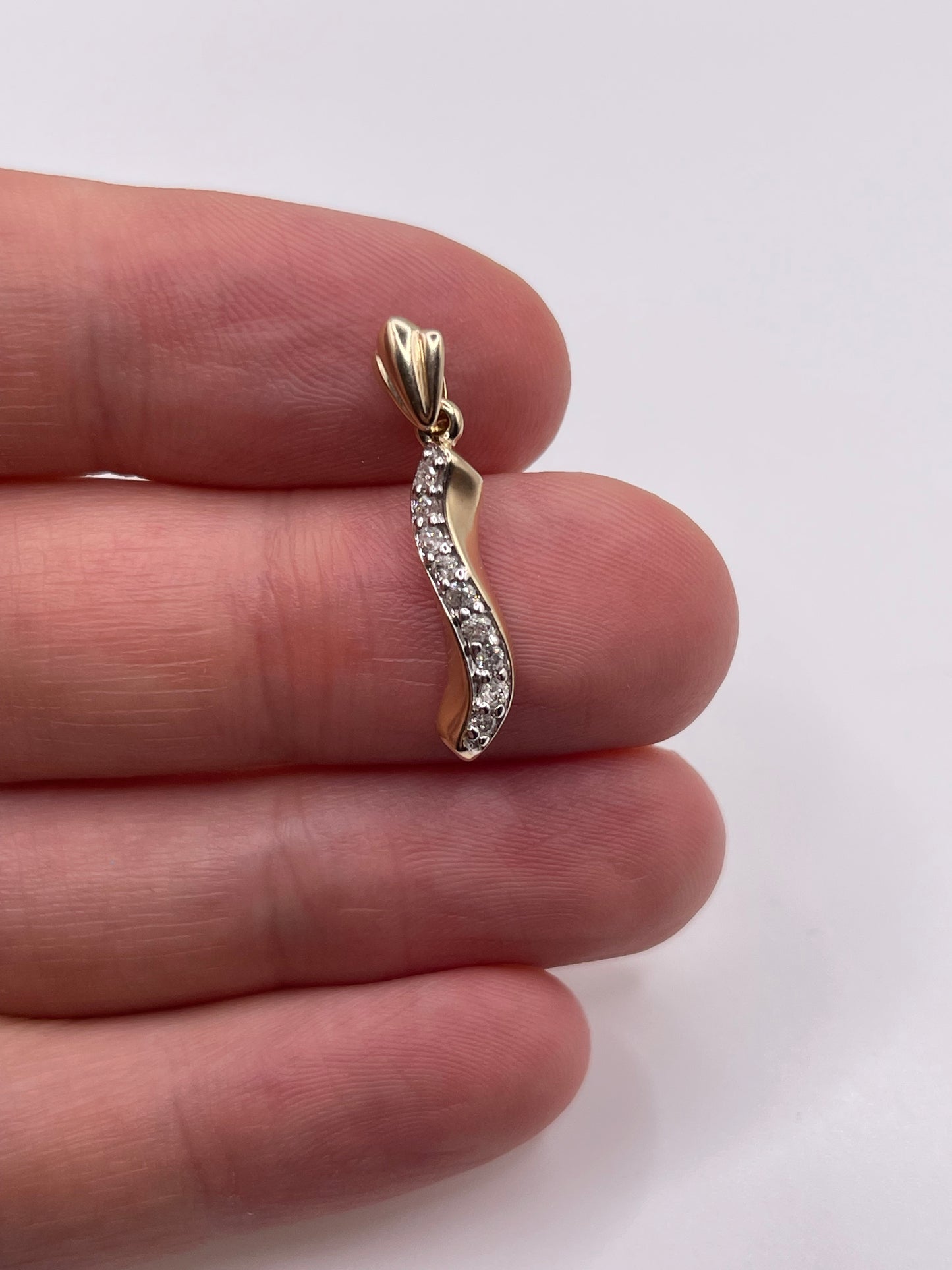 9ct gold diamond pendant