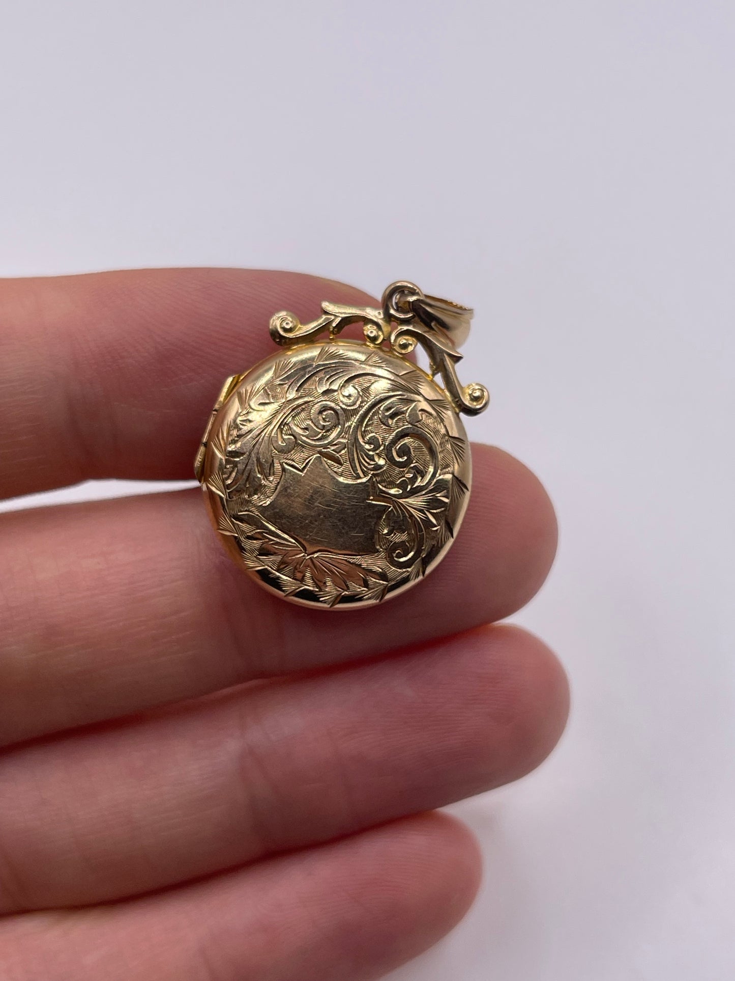 9ct gold locket pendant