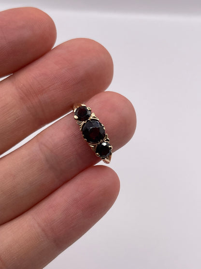 9ct gold garnet ring