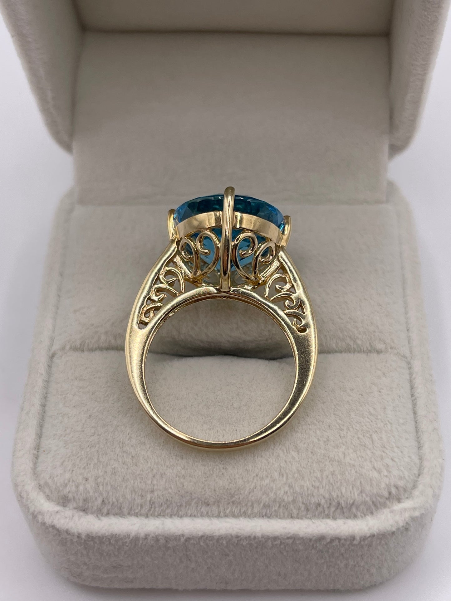 Heavy 9ct gold blue topaz ring