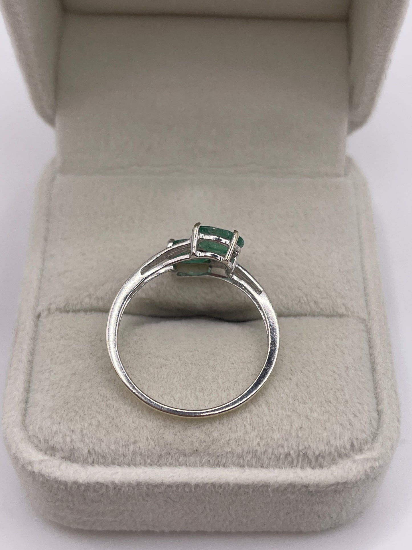 9ct white gold emerald ring