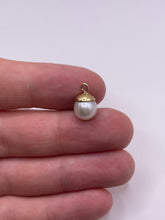 Load image into Gallery viewer, 9ct gold pearl pendant
