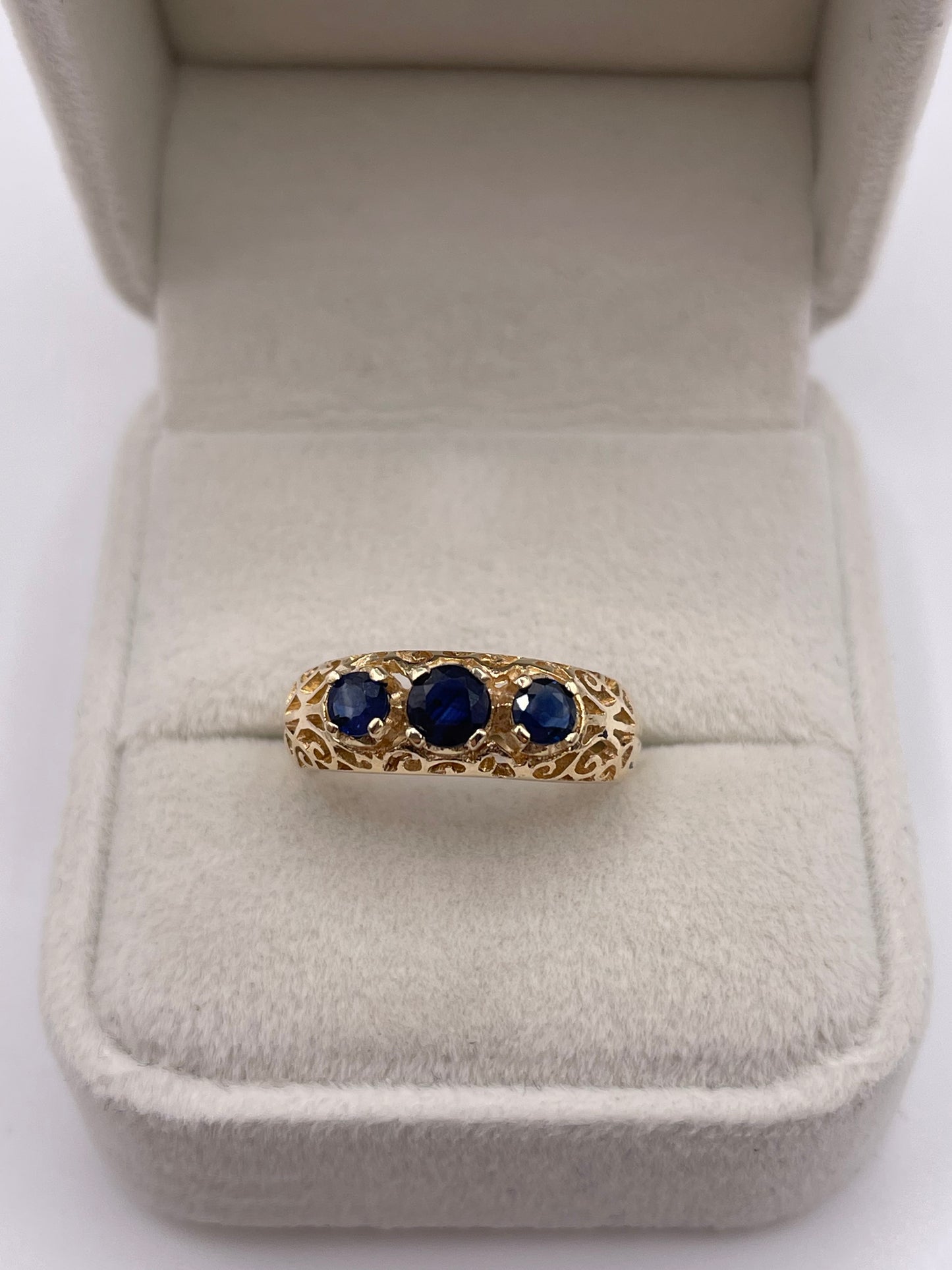 9ct gold sapphire ring