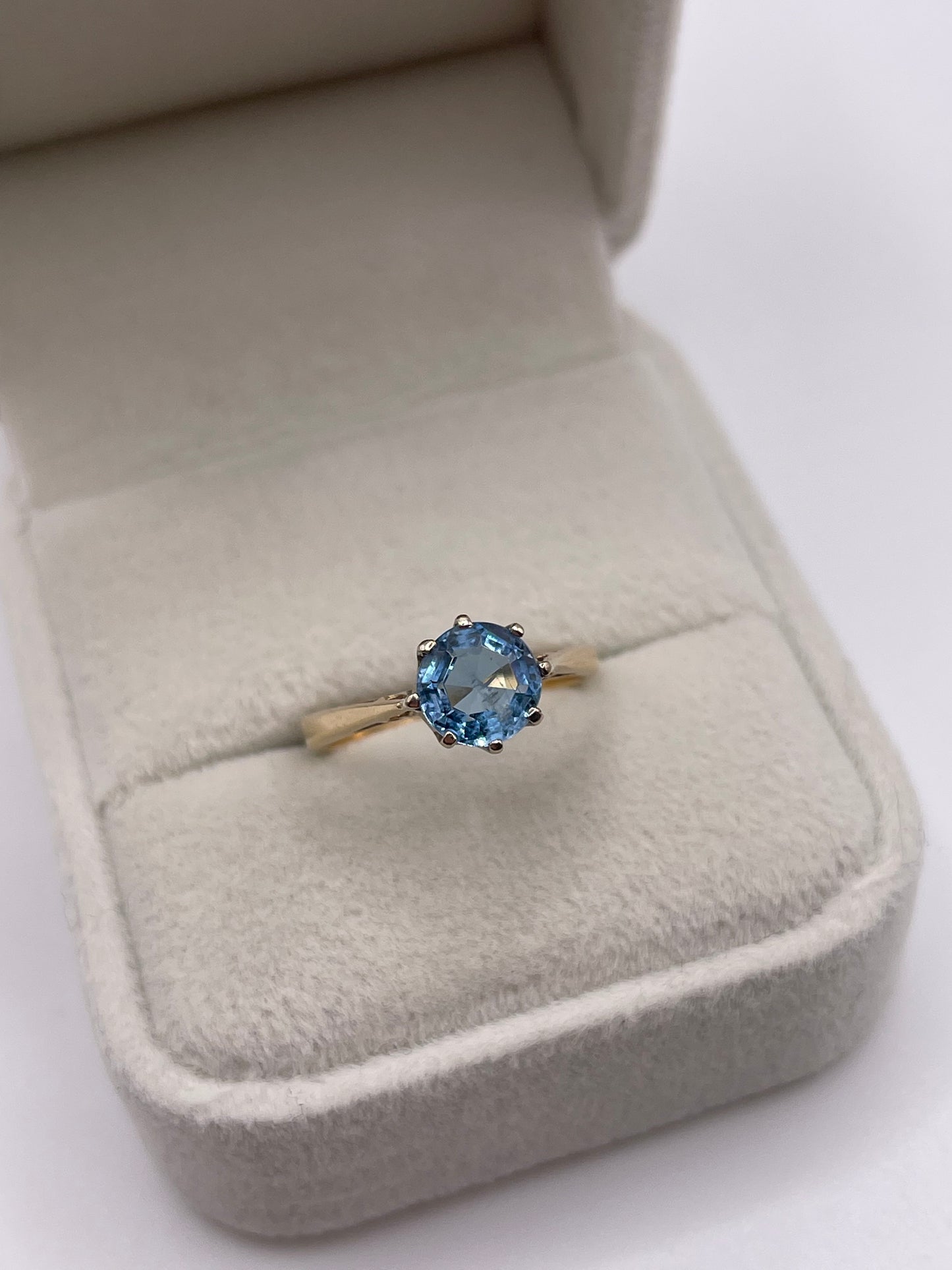 9ct gold blue topaz ring