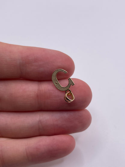9ct gold initial C pendant