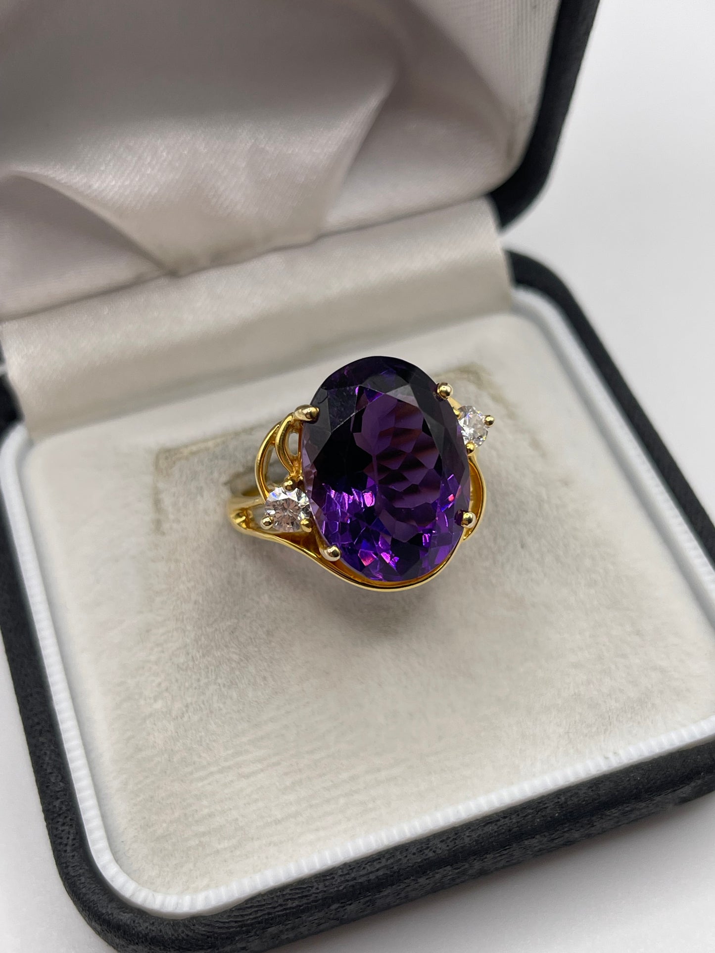 18ct gold amethyst and diamond ring