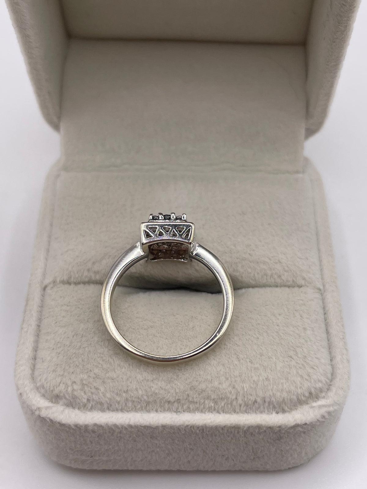14ct white gold diamond cluster ring