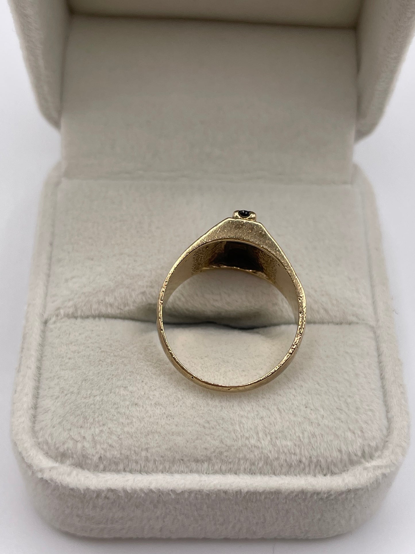 9ct gold garnet ring