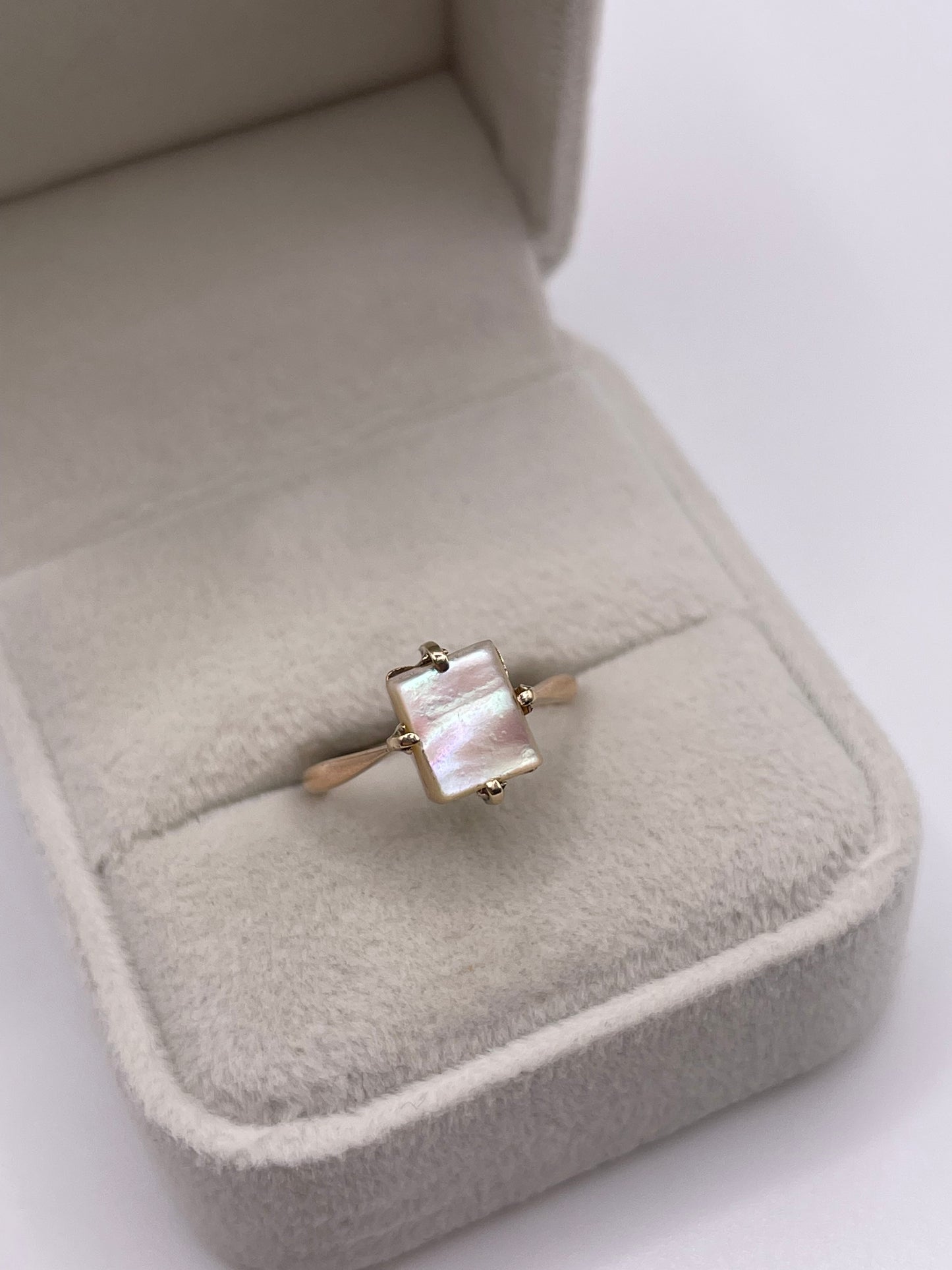 9ct gold mother of pearl ring