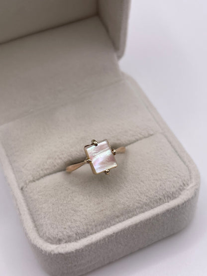9ct gold mother of pearl ring