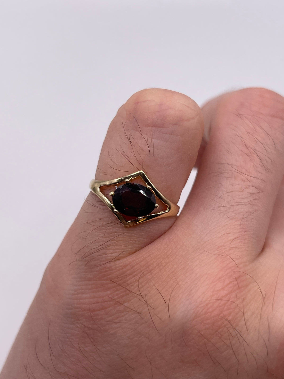 9ct gold garnet ring