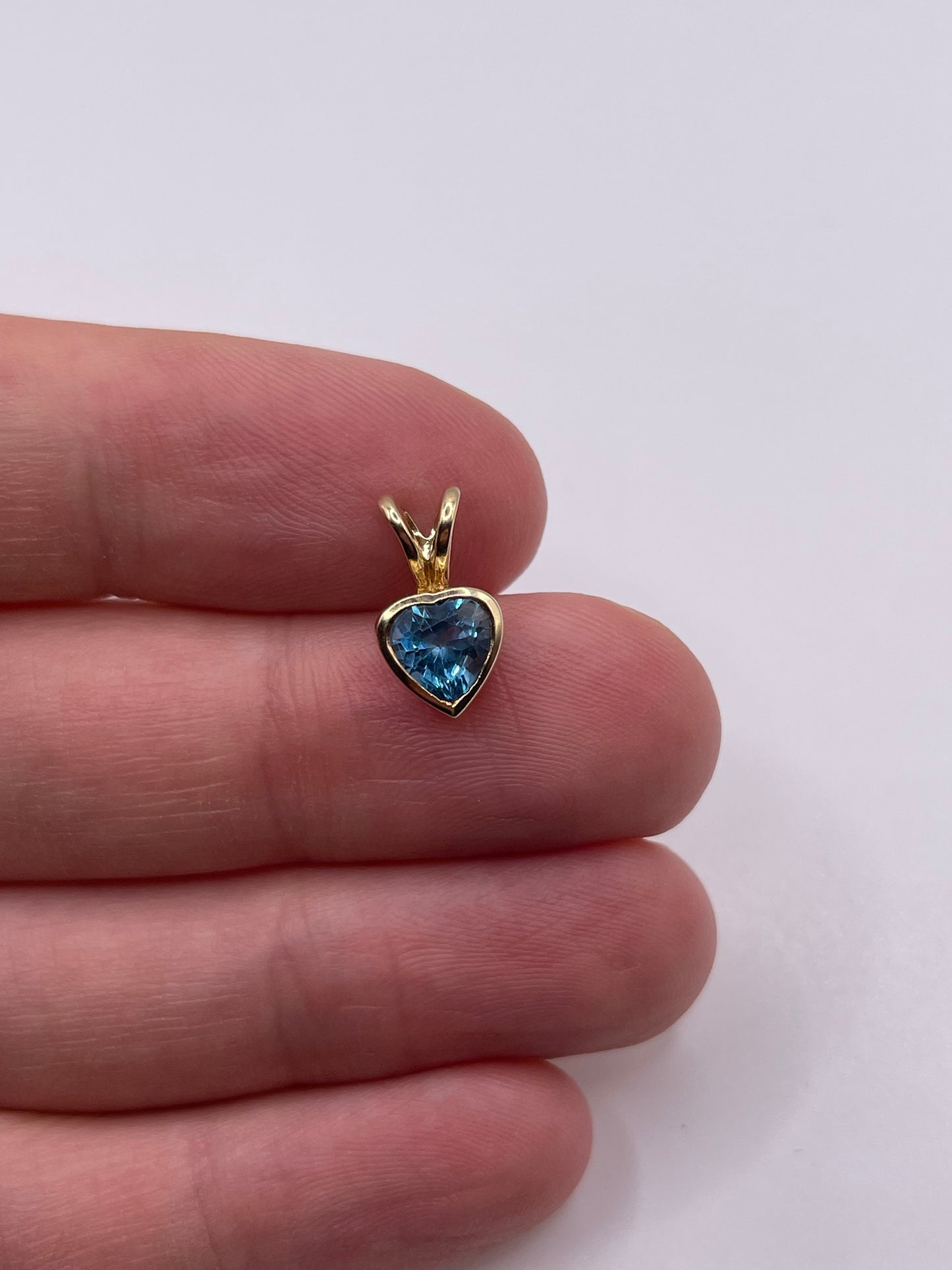 9ct gold topaz pendant