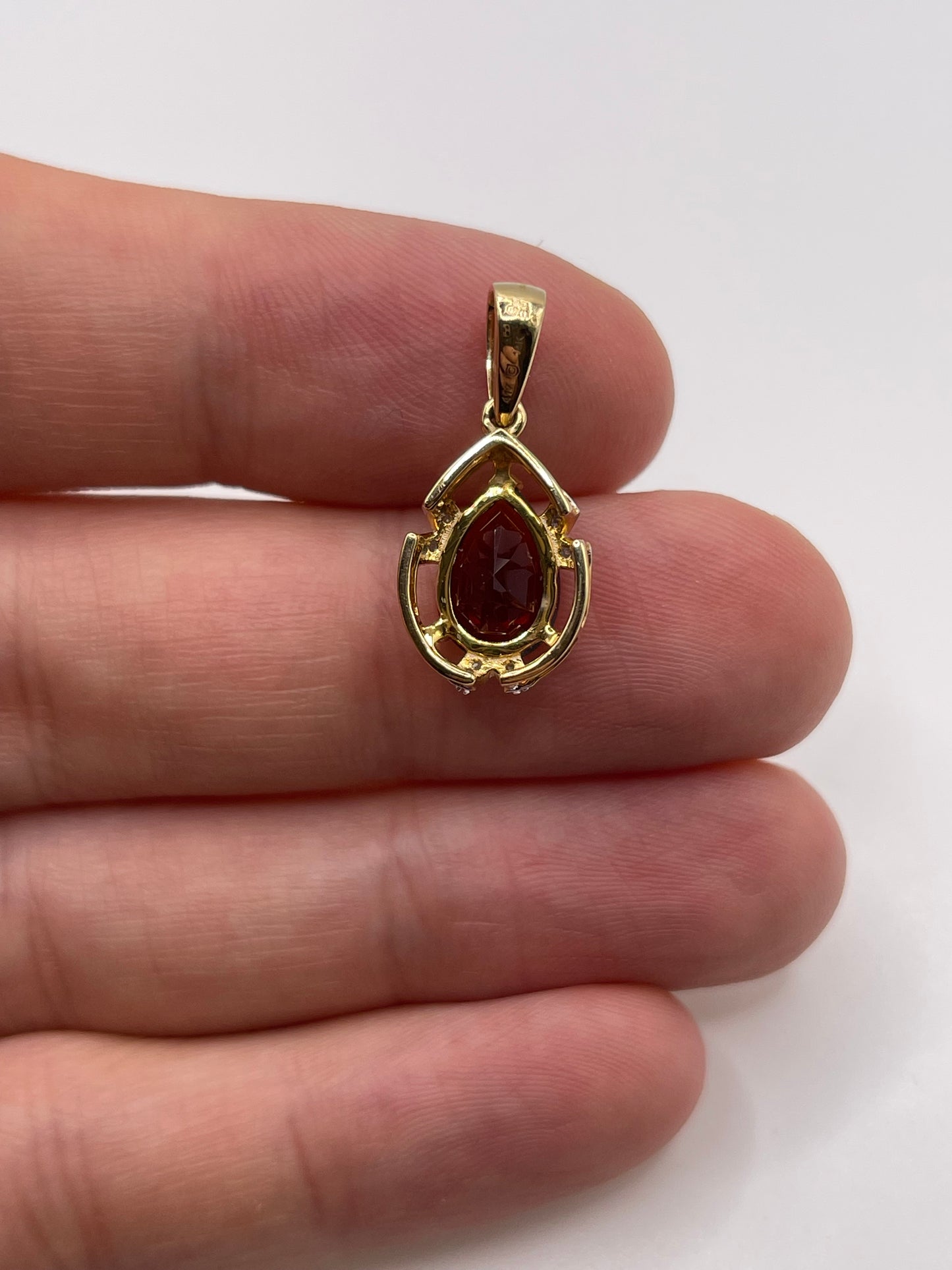 9ct gold garnet and diamond pendant
