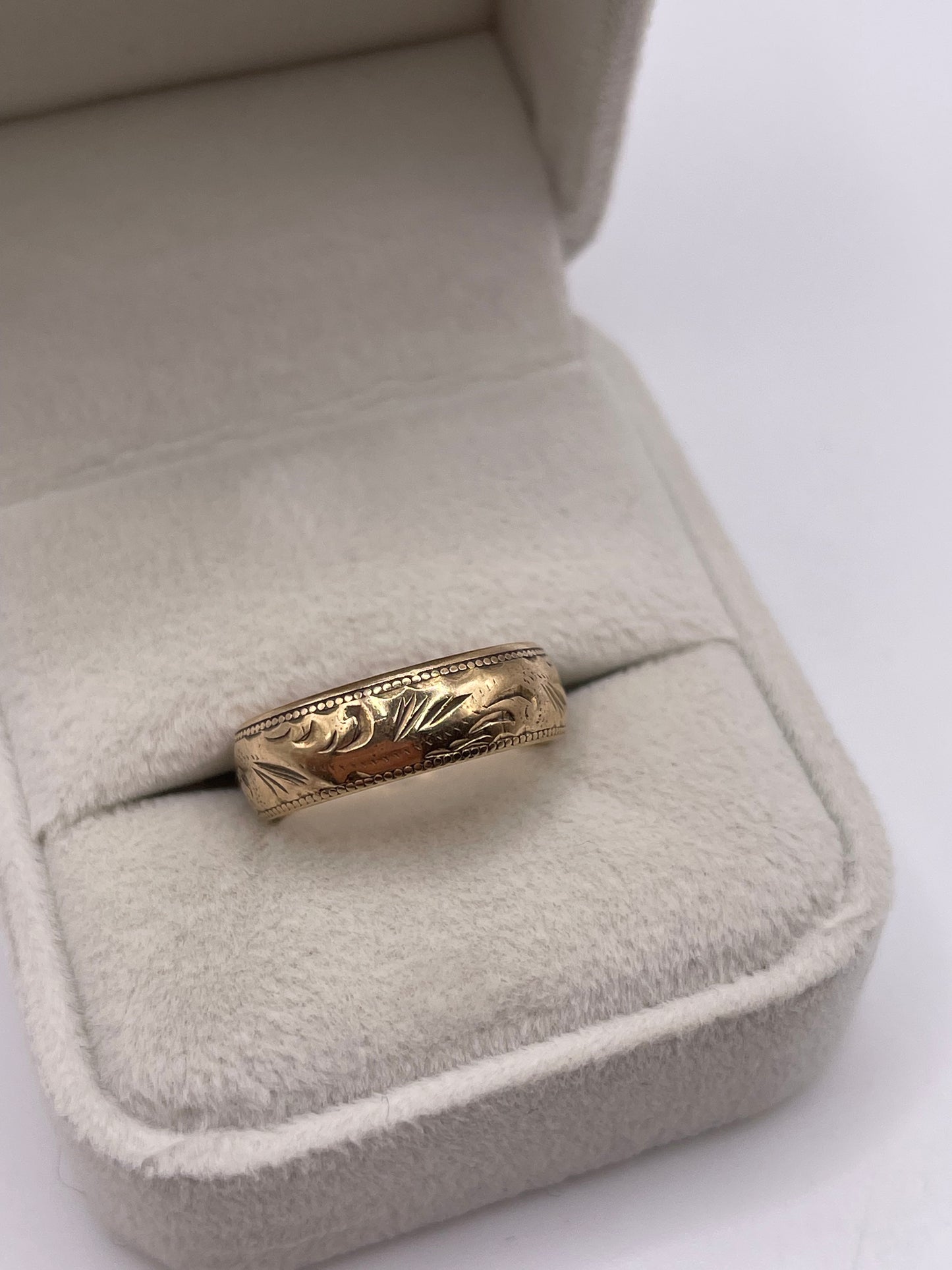 9ct gold patterned band