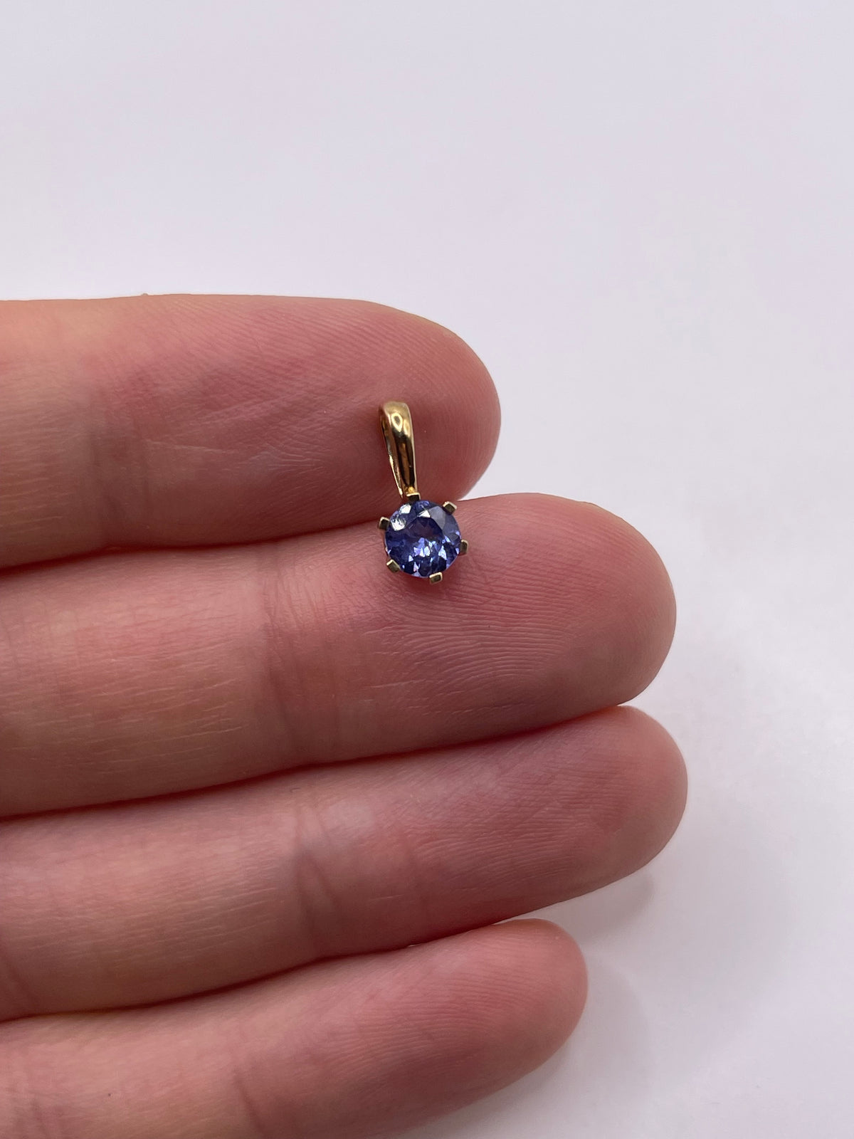 9ct gold tanzanite pendant