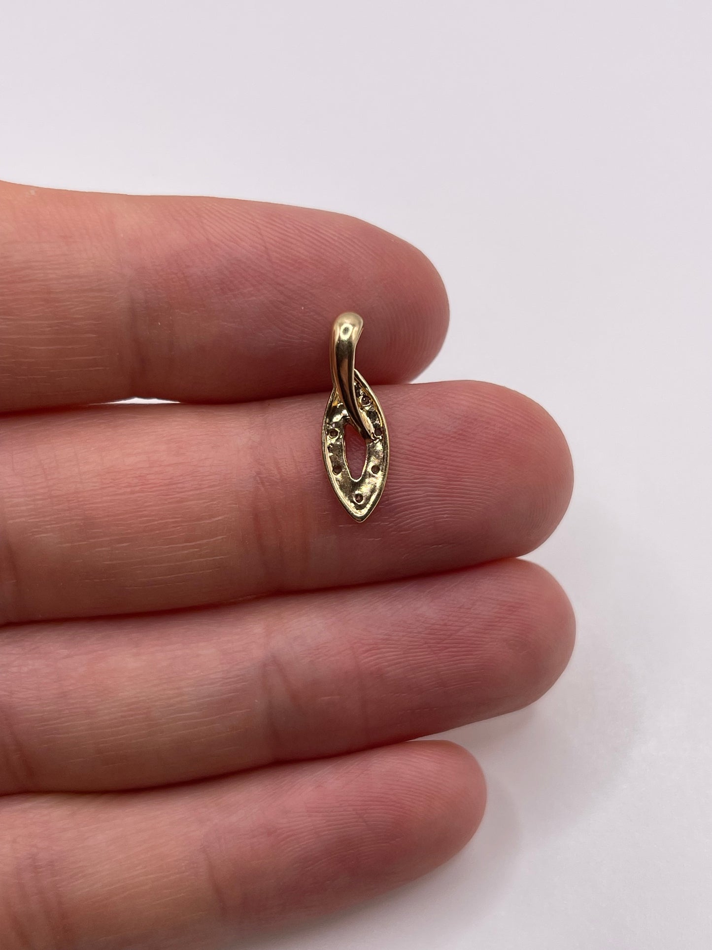 9ct gold diamond pendant