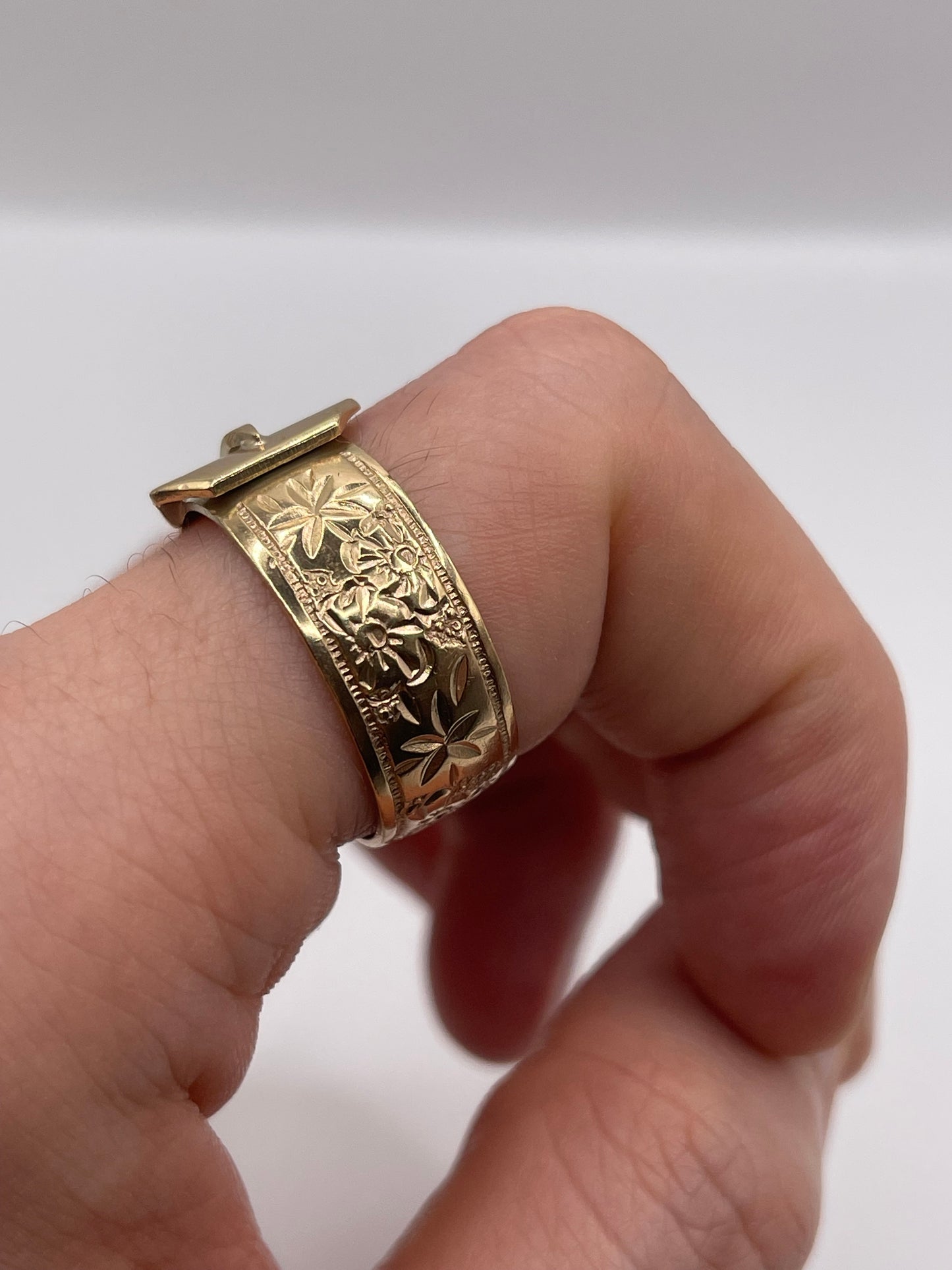 Heavy 9ct gold patterned buckle ring