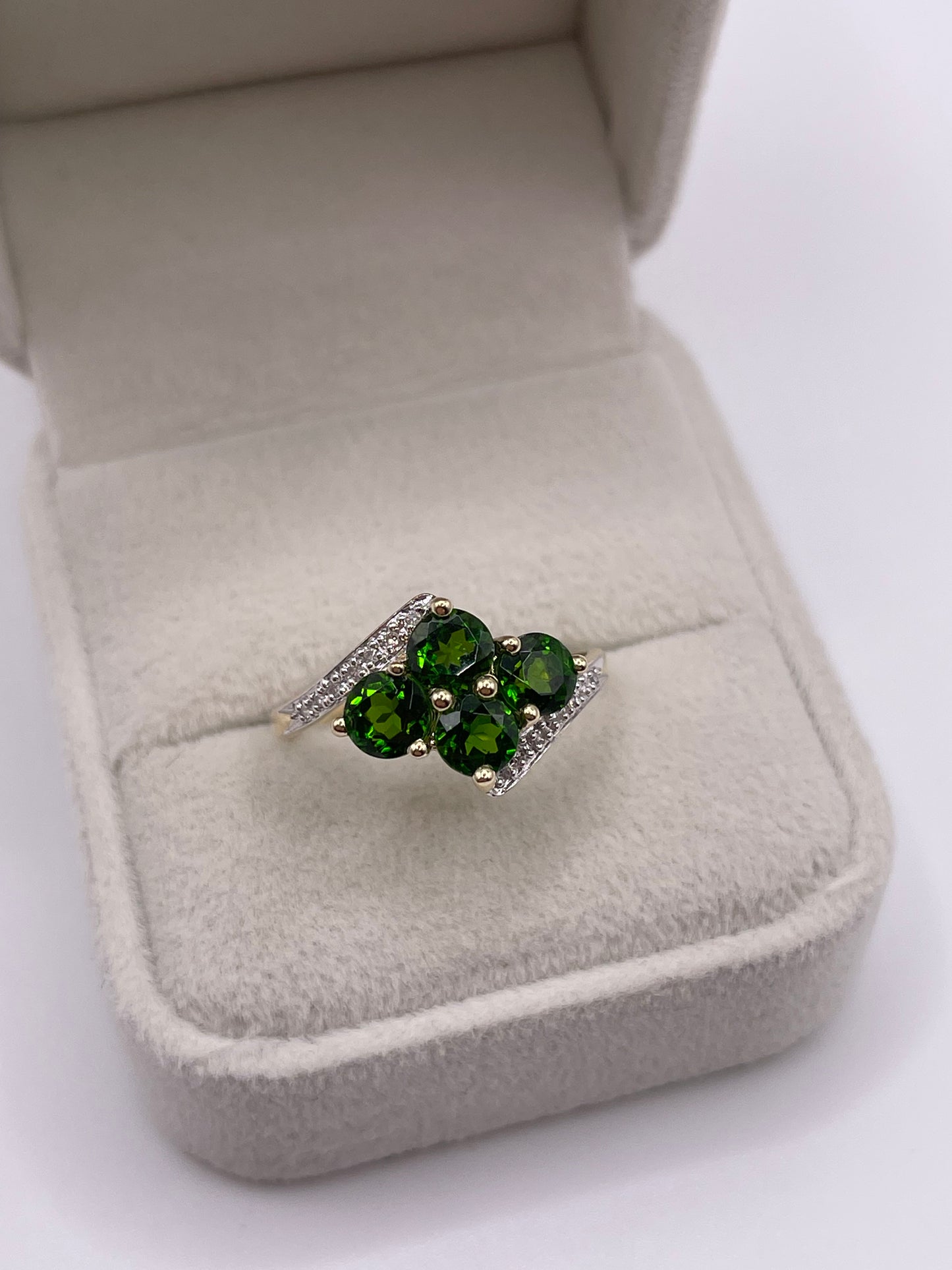 9ct gold diopside and diamond ring