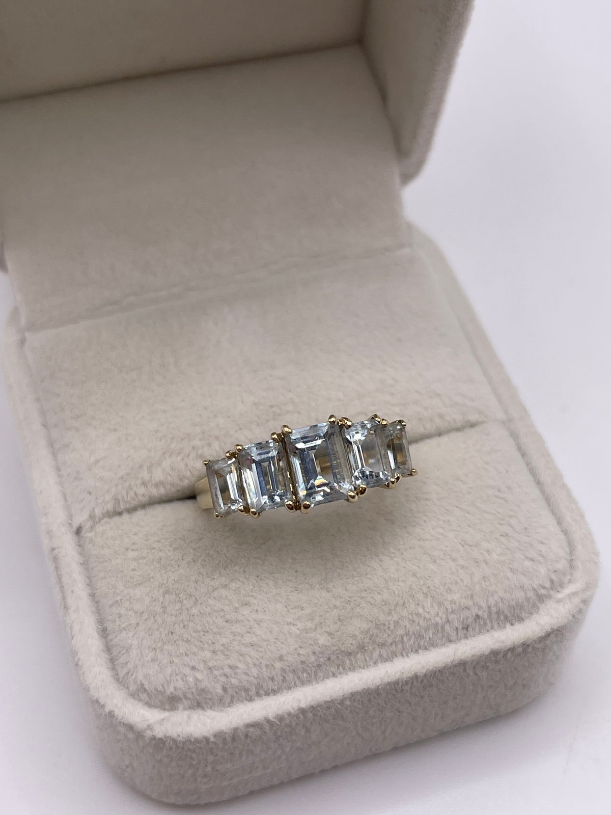 9ct gold aquamarine ring