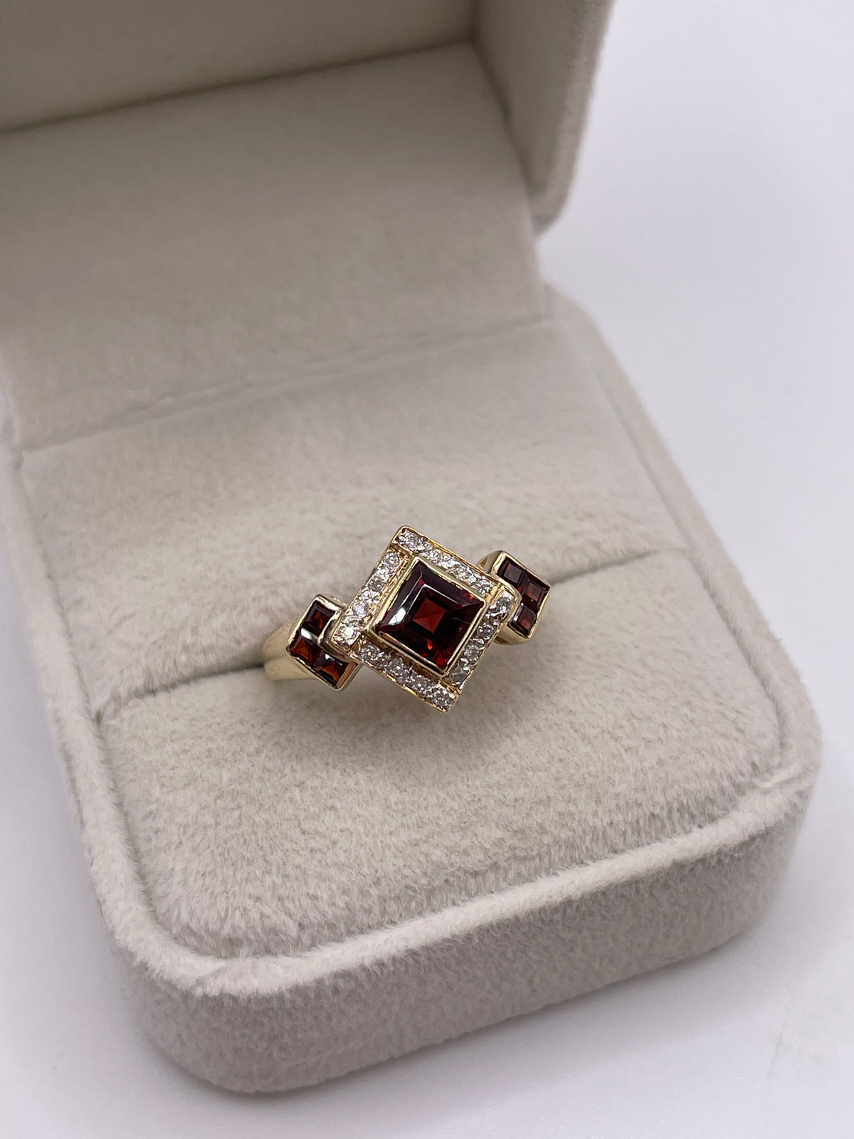 9ct gold garnet and diamond ring