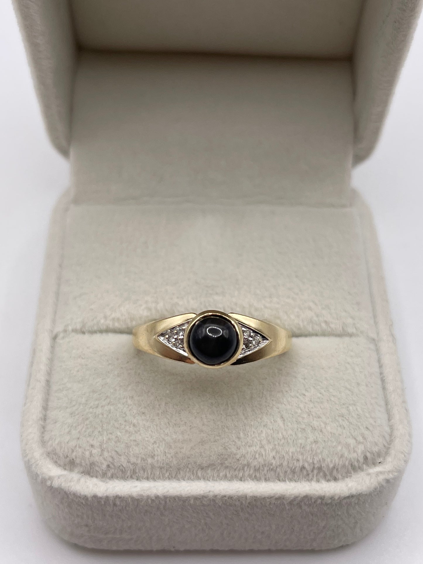 9ct gold star sapphire and diamond ring