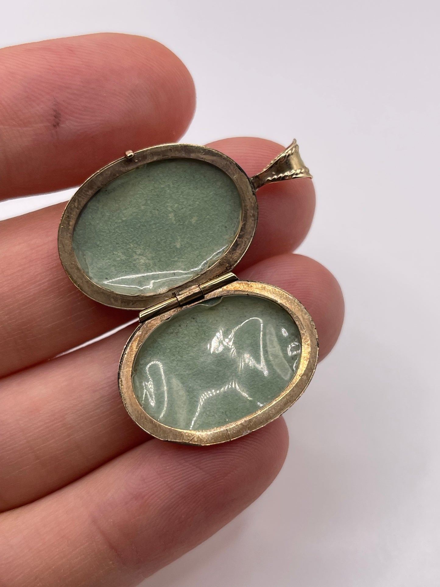 9ct gold locket pendant