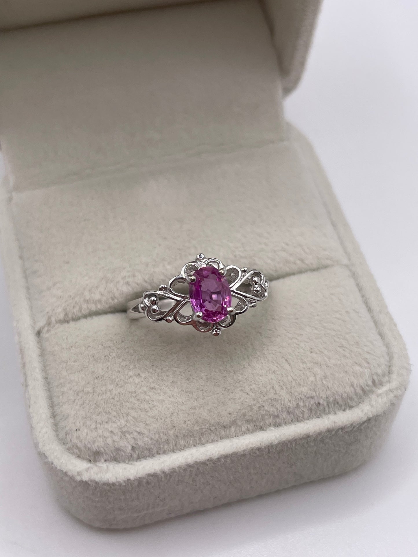18ct white gold pink sapphire ring