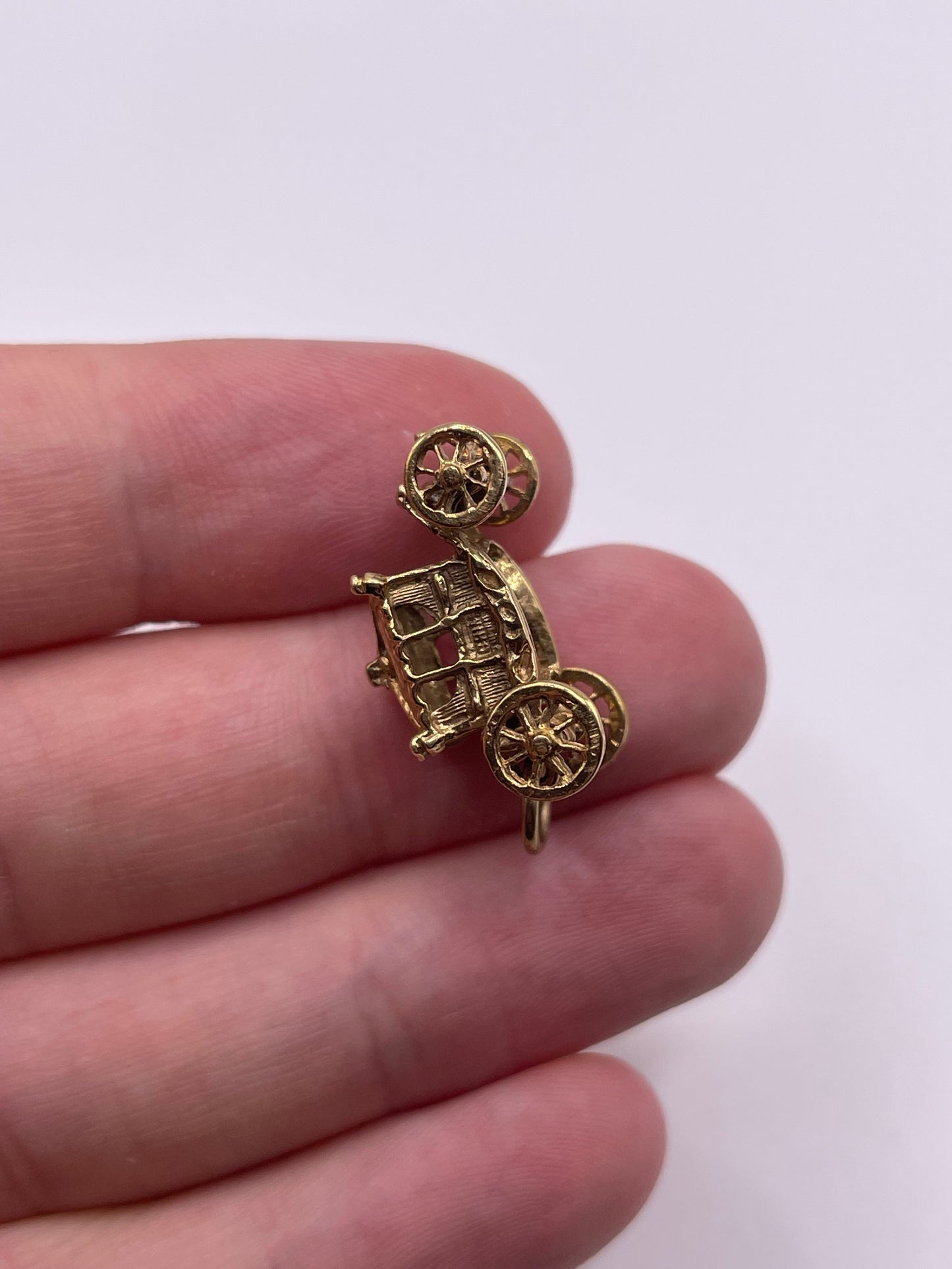 9ct gold carriage charm