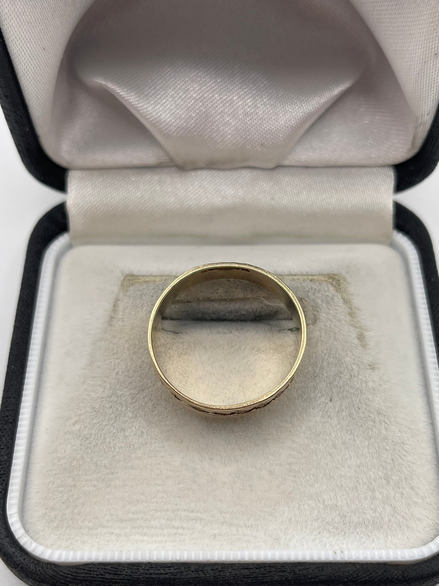 9ct gold engraved band