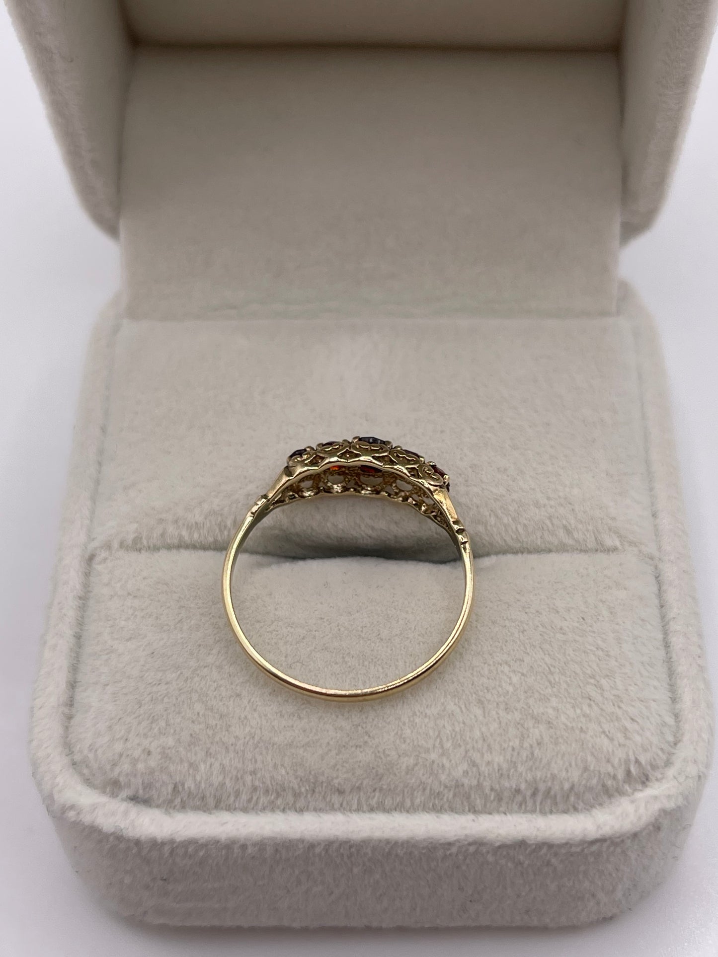 9ct gold garnet ring