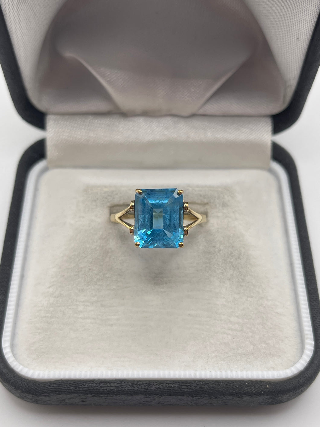 9ct gold blue topaz and diamond ring