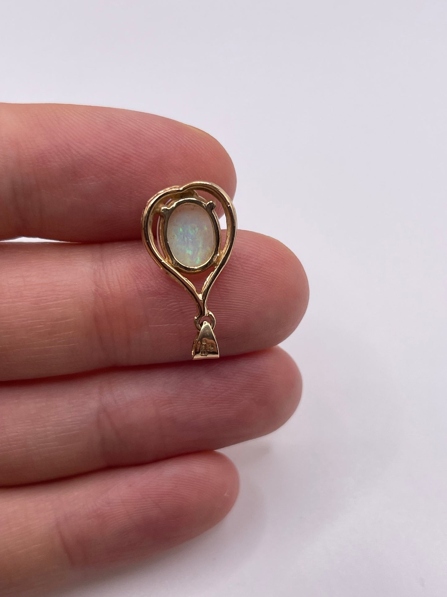 14ct gold opal pendant