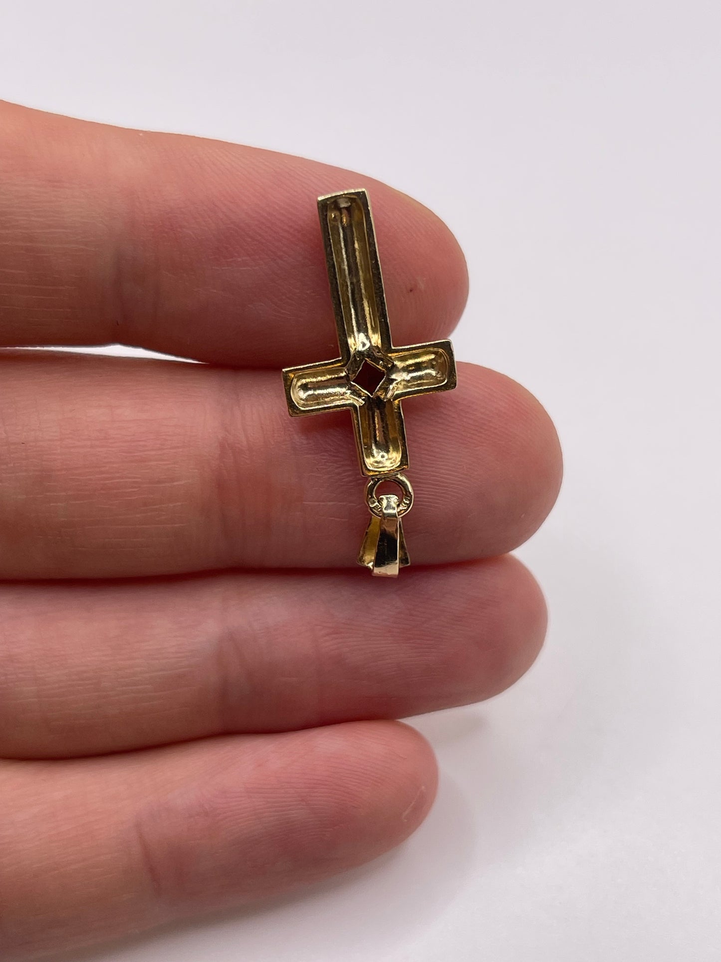 9ct gold garnet cross pendant